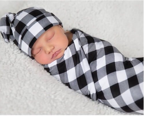 Quấn khăn đúng cách hạn chế giật mình khi ngủ ở trẻ sơ sinh