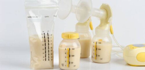 Nên dùng bình hay túi trữ sữa sau khi mẹ hút sữa