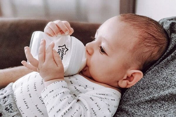 Bình sữa chống sặc hỗ trợ bé bú tốt hơn và an toàn hơn