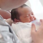 có nên đút sữa cho trẻ sơ sinh