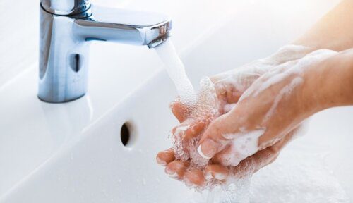 Các mẹ hãy luôn rửa sạch tay trước khi dùng túi trữ sữa