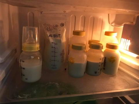 Trong ngăn mát tủ lạnh chỉ nên chứa sữa mới vắt hoặc sữa đang rã đông