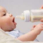 cách cầm bình sữa cho bé bú