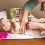 cách thay bỉm cho trẻ sơ sinh