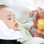 có nên cho trẻ ăn dặm sớm