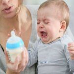 làm sao để biết bé không hợp sữa