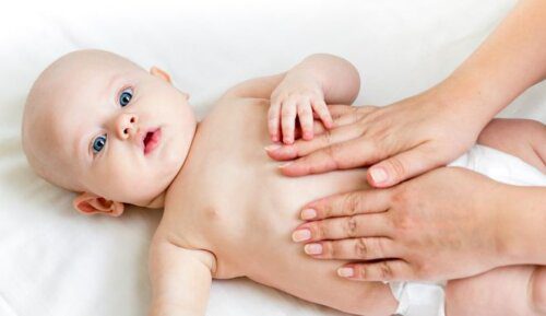 cách massage bụng cho trẻ sơ sinh