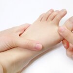 nhức mỏi buồn bực chân tay vật vã khó ngủ